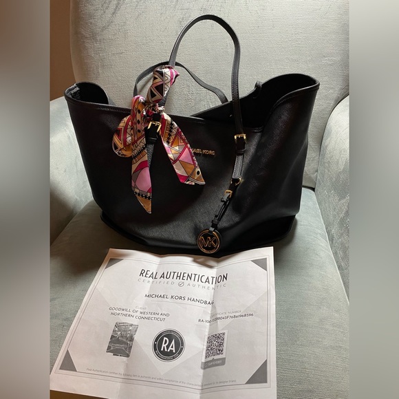 Michael Kors Handbags - EUC looks NWOT Michael Kors saffiano black leather tote bag w/ COA & silk twilly